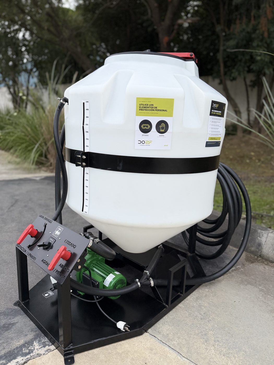 Mezclador DOSF con tanque cónico blanco, bomba, panel de control y mangueras